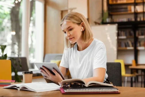 Ενήλικας κάνει online μάθημα γαλλικών