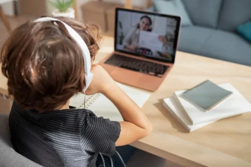 Παιδί κάνει online μάθημα γαλλικών